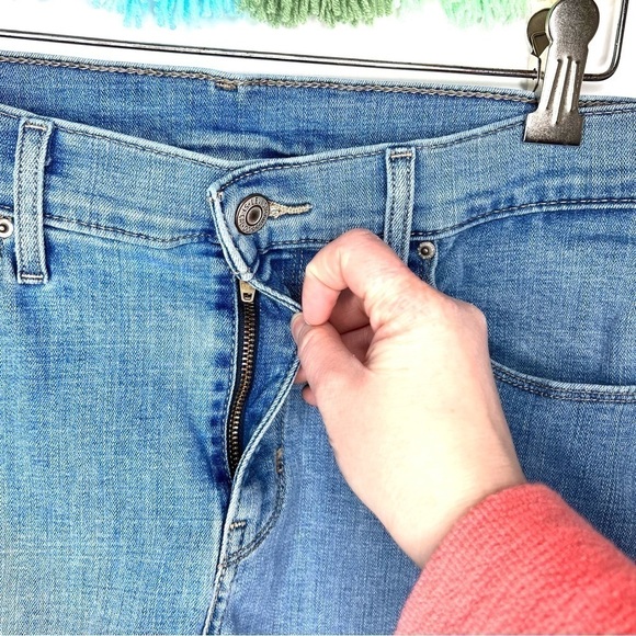 Levi Strauss & Co Distressed Cut Off Light Wash Denim Women's Jean Shorts Sz 12 - Picture 5 of 16